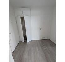 Schöne 3-Zimmer-Wohnung in Ludenberg mit Balkon und neuem Boden - Düsseldorf Stadtbezirk 7