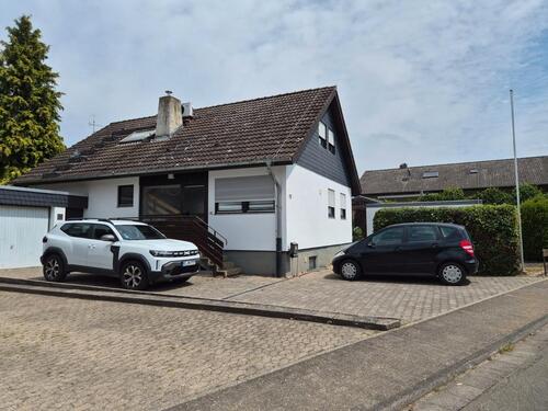 Foto - Einfamilienhaus freistehend mit Keller und 3 Garagenstellplätzen