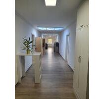 Büro Berlin-Weißensee: 90 m² Nutzung – Voll möbliert Steh-Tische