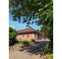 Großer Walmdachbungalow mit Ferienwohnung bei Husum. Ohne Makler