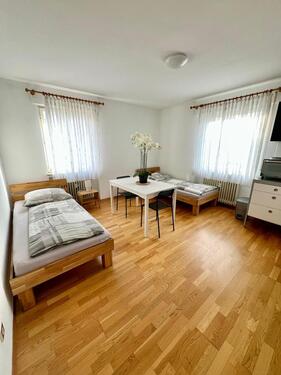 Foto - möbliertes Zimmer mit Kochnische