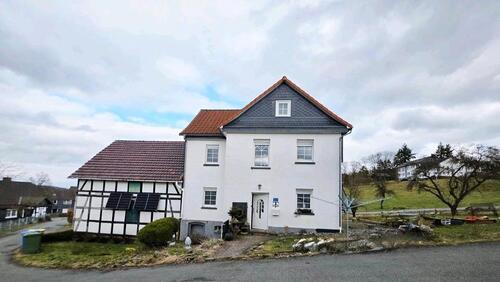 Foto - Einfamilienhaus mit großen Grundstück und angrenzender Scheune.