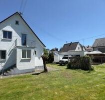 Familienhaus mit Traumgarten, 2 Garagen & großem Potenzial - Nersingen