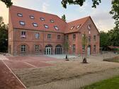 Foto - Kleines loftiges Büro mit Rundfenster & Sichtbalken
