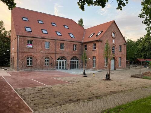Foto - Kleines loftiges Büro mit Rundfenster & Sichtbalken