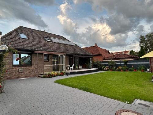 Foto - Freistehendes Haus mit Anliegerwohnung und Pool