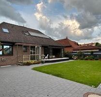 Freistehendes Haus mit Anliegerwohnung und Pool - Wolfenbüttel Ahlum