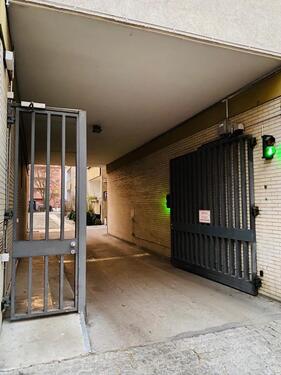 Foto - PKW-Stellplatz im Innenhof. Schöneberg-Berlin.