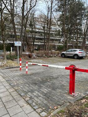 Foto - Außenstellplatz am OEZ mit Schranke