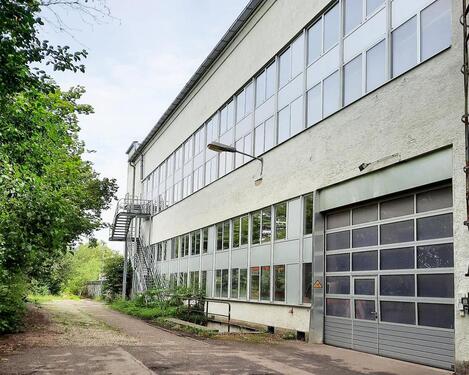 Foto - Viel Platz für KFZ: Große Lagerhalle mit 247 Zugang