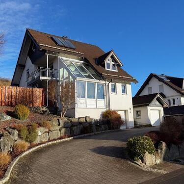 Foto - Modernes Einfamilienhaus mit großem Grundstück und Scheune