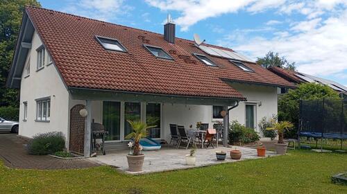 Foto - Wohnhaus mit Einliegerwohnung - Terrasse - Garten - Doppelgarage