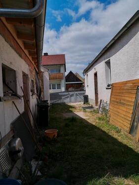 Foto - Ehemalige Bauern Hof mit mehrere Nebengebäude mit grosser Scheune