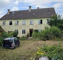 Zum Verkauf steht ein großzügiges Wohnhaus in 86744 Hainsfarth