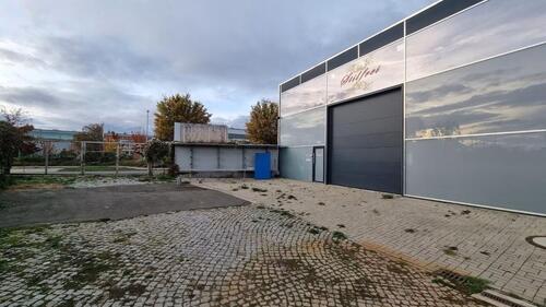 Foto - Lager- und Produktionshalle mit großer Außenfläche