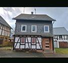 Foto - Großes Bauernhaus mit großer Scheune und großem Grundstück