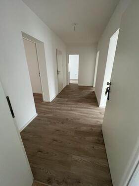 Foto - Erstbezug: 5 Zimmer Wohnung im 1.OG mit EBK und Balkon