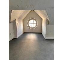 3 Zimmer Dachgeschosswohnung mit 2 Eingängen - Solingen Central