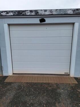 Foto - Garage mit elektrischem Tor zu vermieten