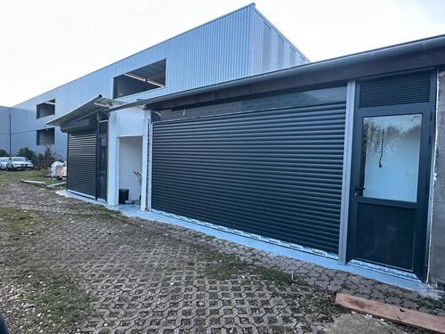 Foto - 2 Hallen mit Parkplätze im Gewerbegebiet ( Köln Rösrather str. )