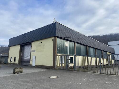 Foto - Halle mit vielen Möglichkeiten in guter Lage im Industriegebiet in Finnentrop!