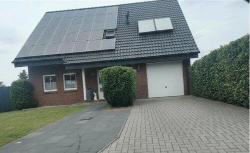 Foto - Einfamilienhaus mit Garten, Garage und Wintergarten