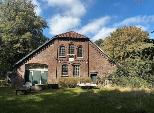 Foto - Resthof. Altes Bauernhaus mit Nebengebäude. Sanierungsbedürftig.