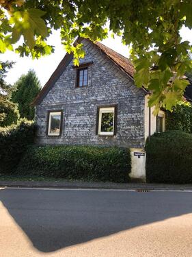 Foto - Altes Bauernhaus mit großem Garten