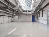 Foto - Lagerhalle mit Rampe - Ideal für reibungslose Logistik