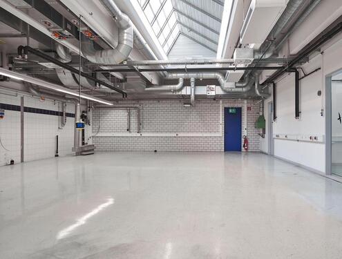 Foto - Lagerhalle mit Rampe - Ideal für reibungslose Logistik