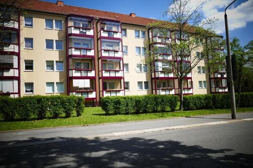Foto - Eine kleine Rarität stellt sich vor: 2 Zimmer mit verglastem Balkon