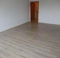 2024 renoviert! Helle neue 1 Zimmer Wohnung mit großer Küche, Dusch-Bad, Einbauküche u. Kfz.-Platz! - Hessisch Oldendorf