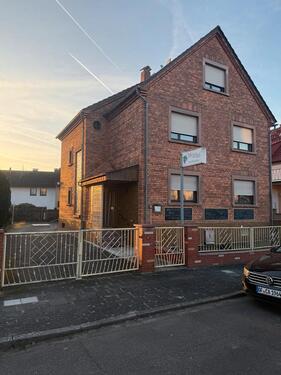 Foto - Ein oder zwei Familienhaus freistehend .