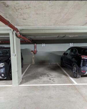 Foto - Auto PKW Motorrad Oldtimer Parkplatz Tiefgarage Neudietendorf