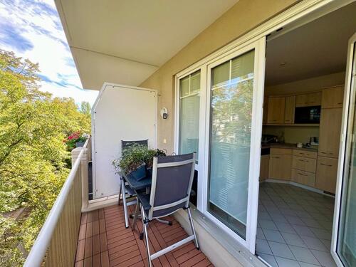 Foto - Renovierte 2-Zimmer-Wohnung mit Balkon und Tiefgaragenstellplatz