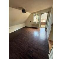 Charmante 1,5-Zimmer-Dachgeschosswohnung mit Balkon – von privat - Neckartenzlingen
