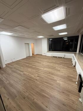 Foto - Ladenlokal mit Schaufenster zur Hauptstraße 70 qm