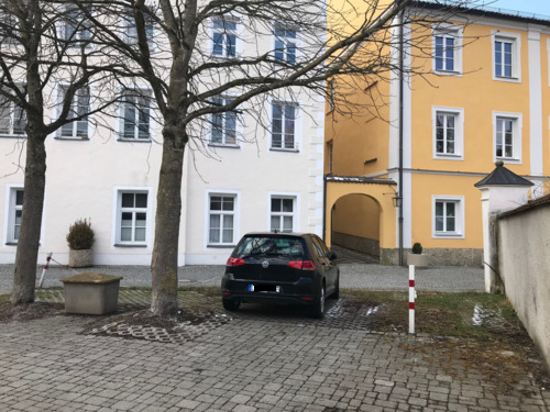 Foto - Außenstellplatz nahe dem Stadtplatz zu vermieten