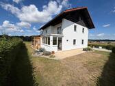 Foto - Einfamilienhaus mit großer Garage und Halle