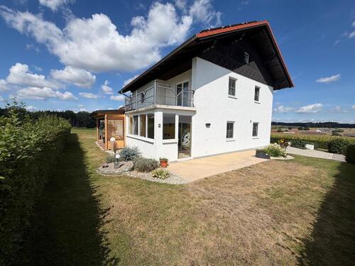 Foto - Einfamilienhaus mit großer Garage und Halle