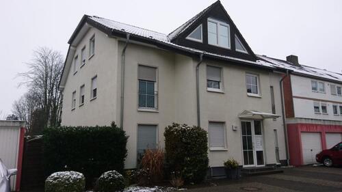 Foto - Wohnen über 2 Ebenen, privater Garten, Garage neben der Wohnung