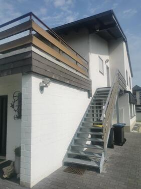 Foto - Geräumige 3,5 Zimmerwohnung mit eigenem Eingang und Dachterrasse
