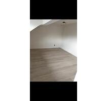 Altenessen 2,5 Raum DG ,neu renoviert,Bad mit Badew. ,Fenster