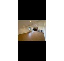 Helle 3-Zimmer-Dachgeschosswohnung - Lam