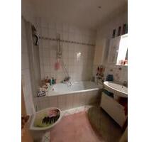 Ab 1.5.: schöne, ruhige EG-Wohnung, 2 Zi., Balkon - Zwickau