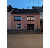 Mehrfamilienhaus großes Einfamilienhaus – 180 m² Wfl., 1.220 m² - Bausendorf