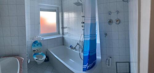 Foto - ruhige 3,5 Zimmer Wohnung im 1.OG mit Garage + Garten