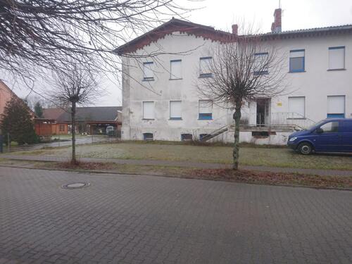 Foto - Zu Verkaufen ein Haus (380 m²) zur Renovierung, dazu eine Halle