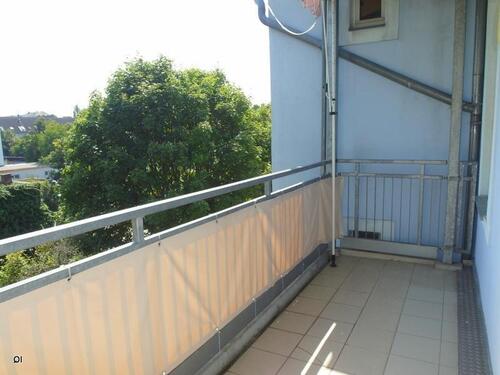 Foto - Freundliche 3-Zimmer-Wohnung mit Laminatboden, großem Balkon (Hofseite), Badewanne & Einbauküche