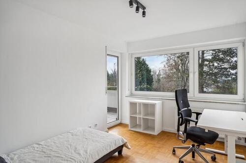 Foto - Möbliertes WG-Zimmer mit Balkon – Frei ab Dezember!